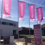 Vlaggenmasten baniermasten vlag met paal mast met galg paalbanier windvlag Reclame Huygen Reclamebedrijf Beringen Limburg Belgie