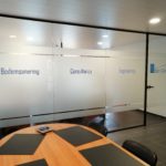Zandstraalfolie melkglas melkglas folie zandstraal folie gezandstraalde folie privacy folie prive folie folie waar je niet kan doorkijken Reclame Huygen Reclamebedrijf Beringen Limburg Belgie