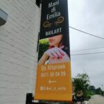 gevelbanier gevelbanner haakse gevelbanier haakse gevelvlag vlaggenwimpel haaks op de gevel bach tegen gevel gevelspandoek Reclame Huygen Reclamebedrijf Beringen Limburg Belgie