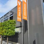 Baniermast, inox paalbanier, haaksebanier op paal, rvs mast, zwart gelakte banier mast, paalbanier, reclamepaal publiciteitsbanier, baniermasten limburg, metaal paalbanier, inox mast met banner Reclame Huygen Reclamebedrijf Beringen Limburg Belgie